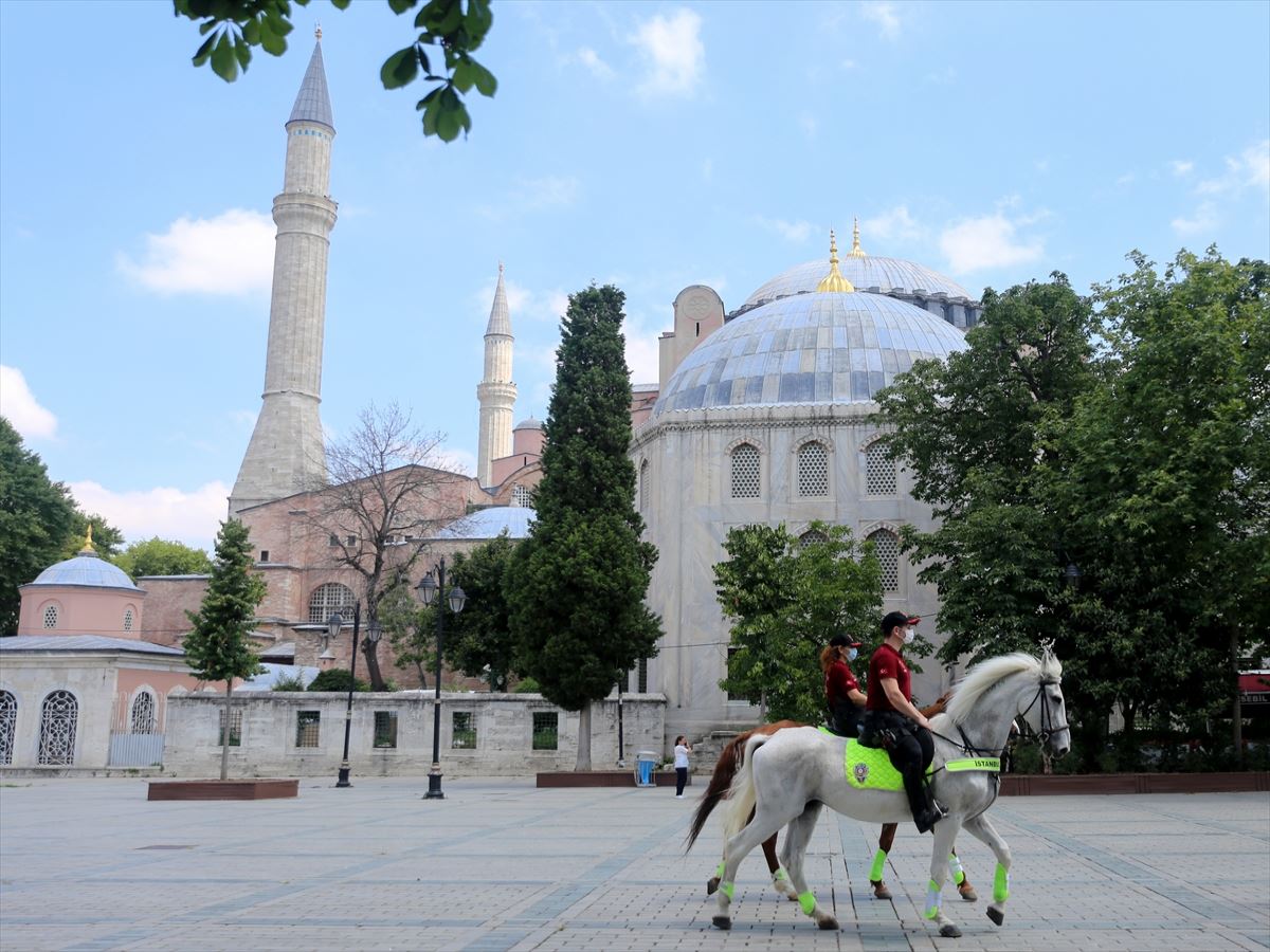 Atlı polisler, Sultanahmet Meydanı'nda devriye gezdi