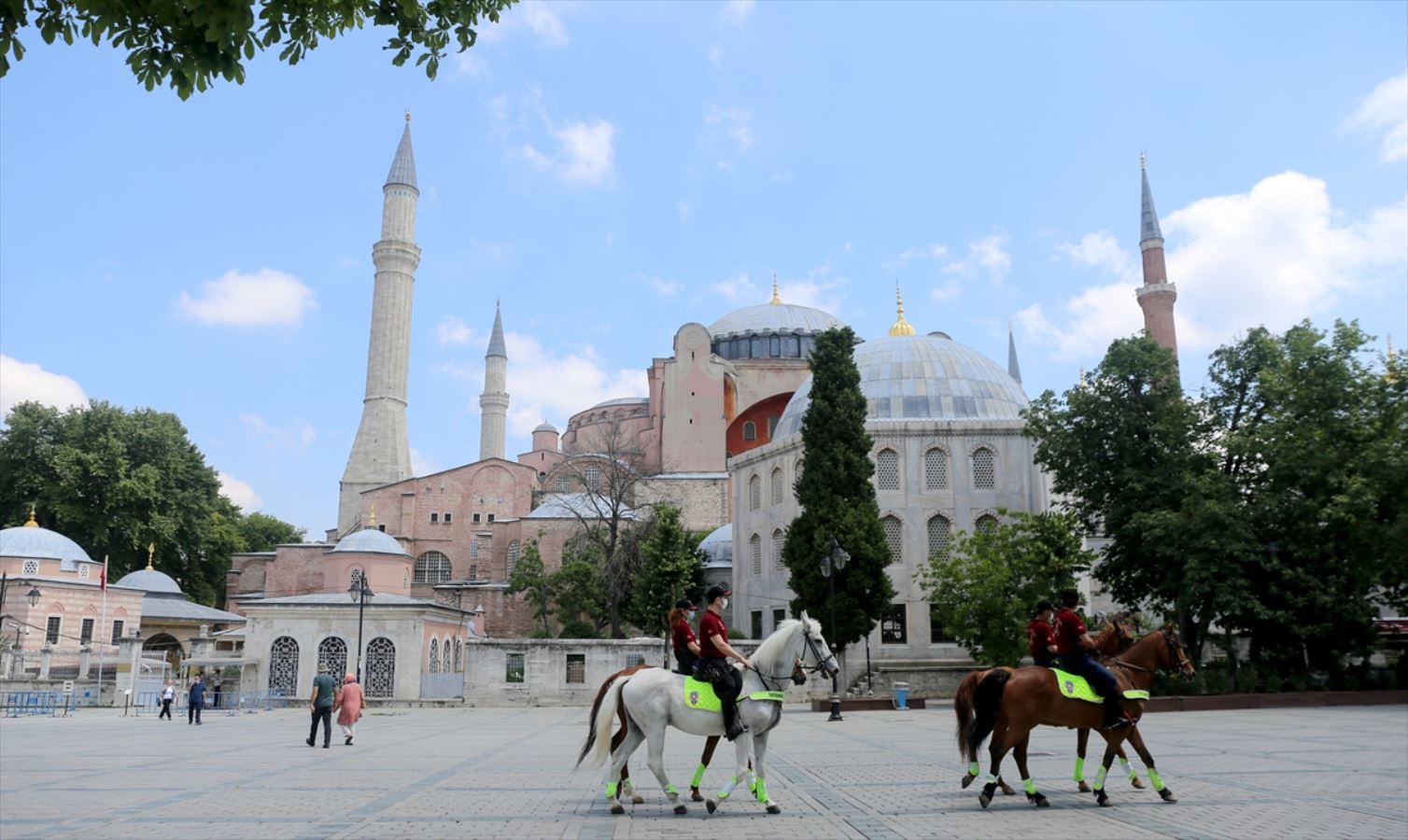 Atlı polisler, Sultanahmet Meydanı'nda devriye gezdi