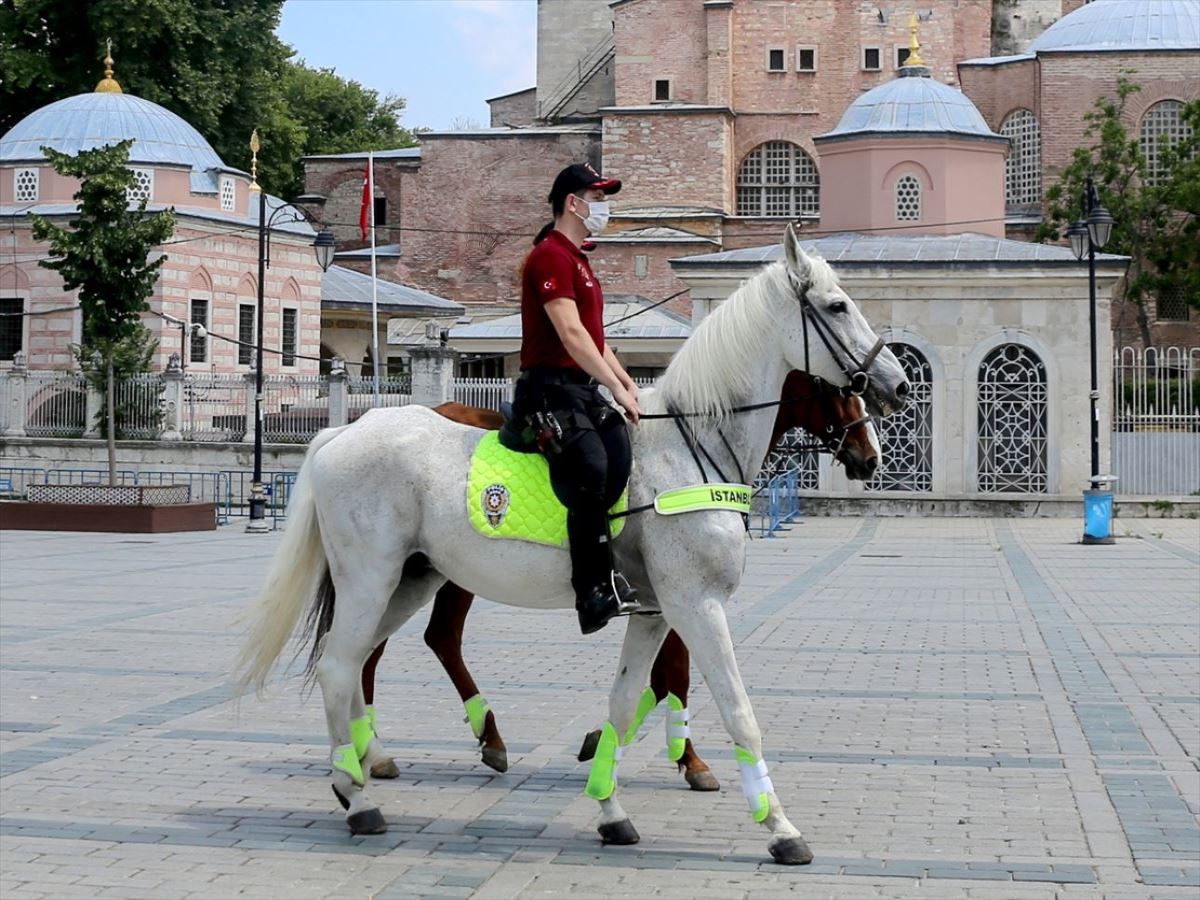 Atlı polisler, Sultanahmet Meydanı'nda devriye gezdi