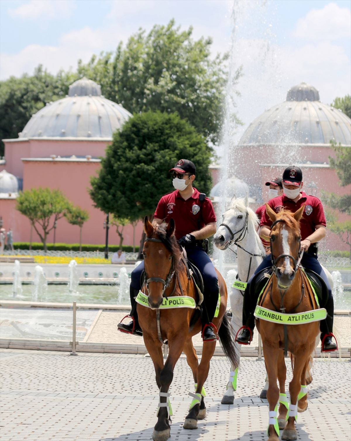 Atlı polisler, Sultanahmet Meydanı'nda devriye gezdi