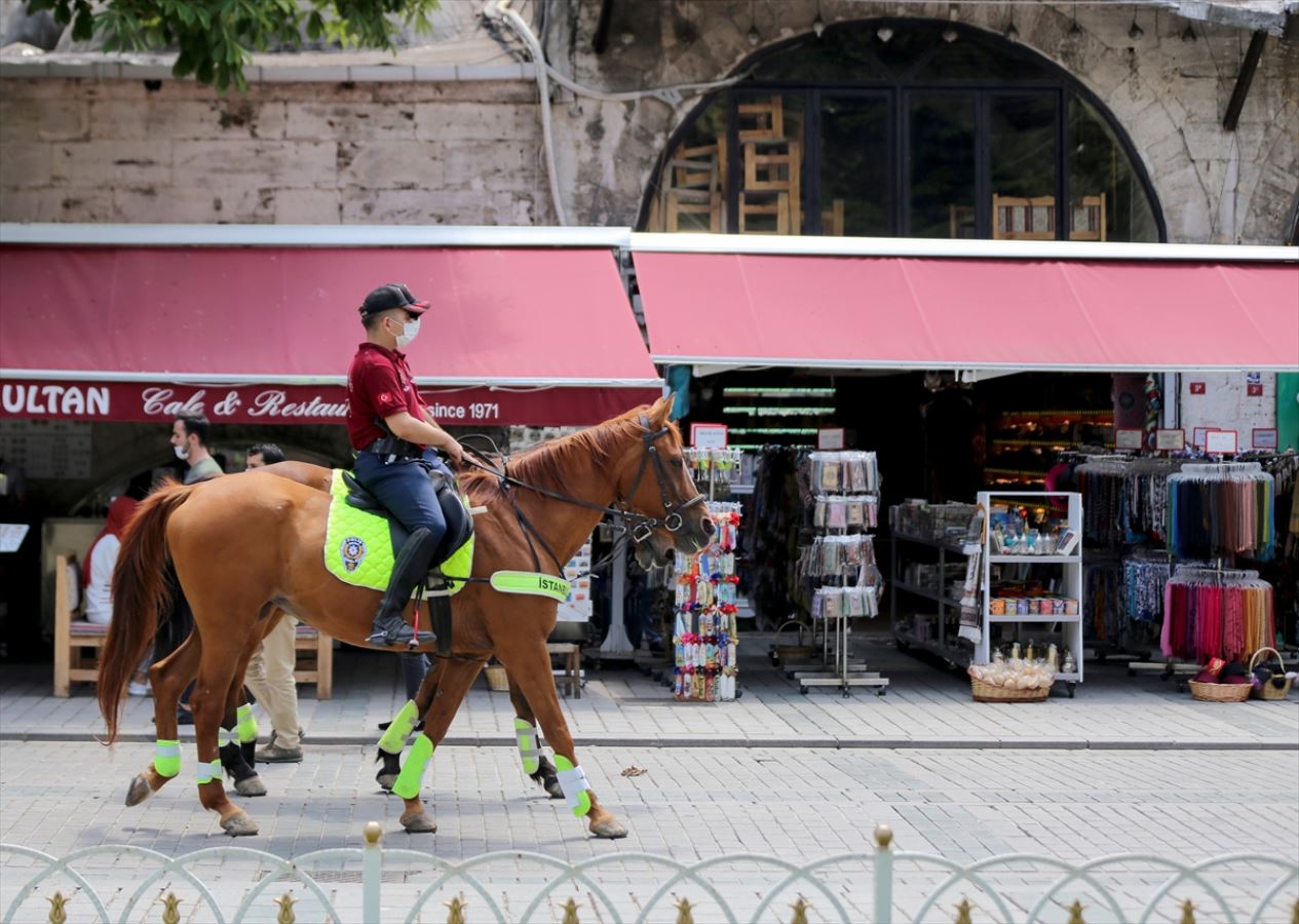 Atlı polisler, Sultanahmet Meydanı'nda devriye gezdi