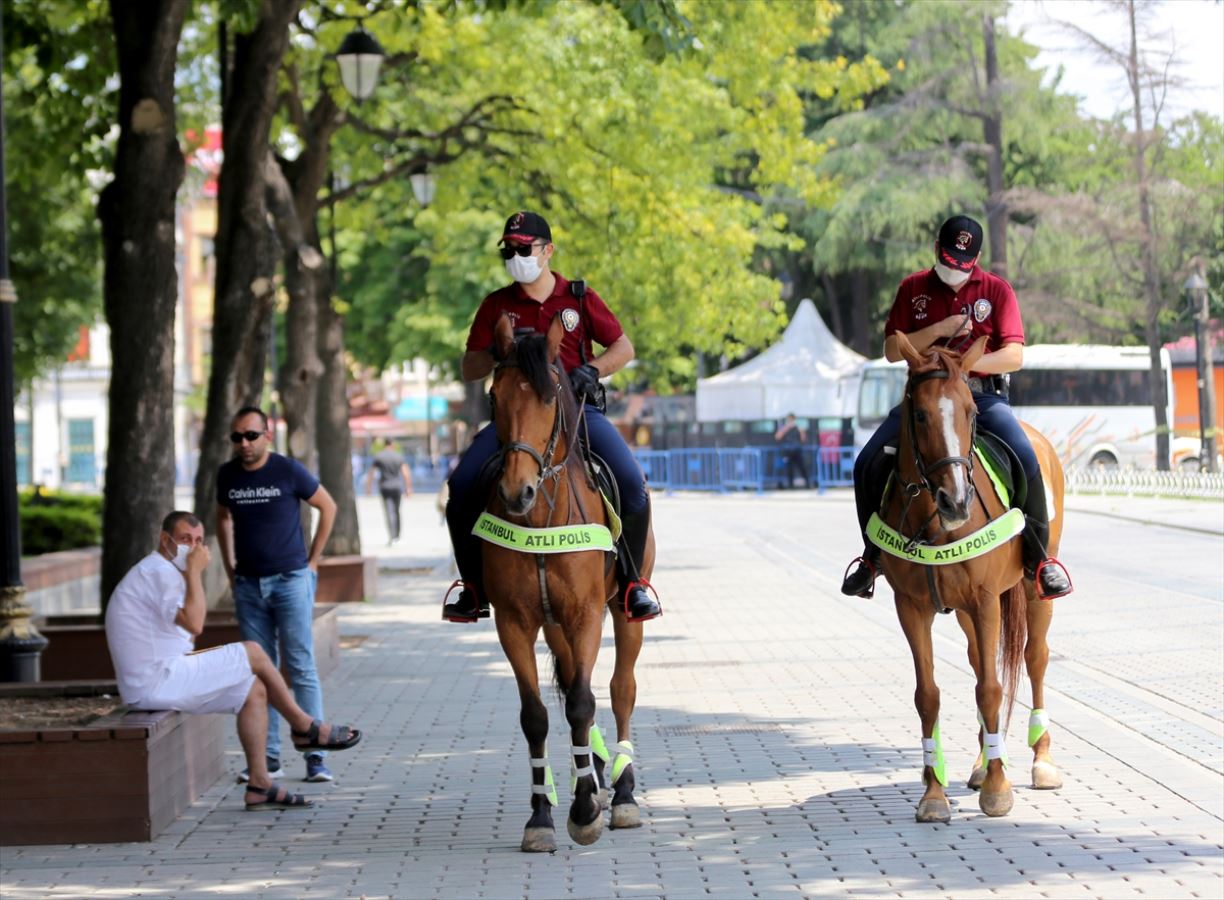 Atlı polisler, Sultanahmet Meydanı'nda devriye gezdi