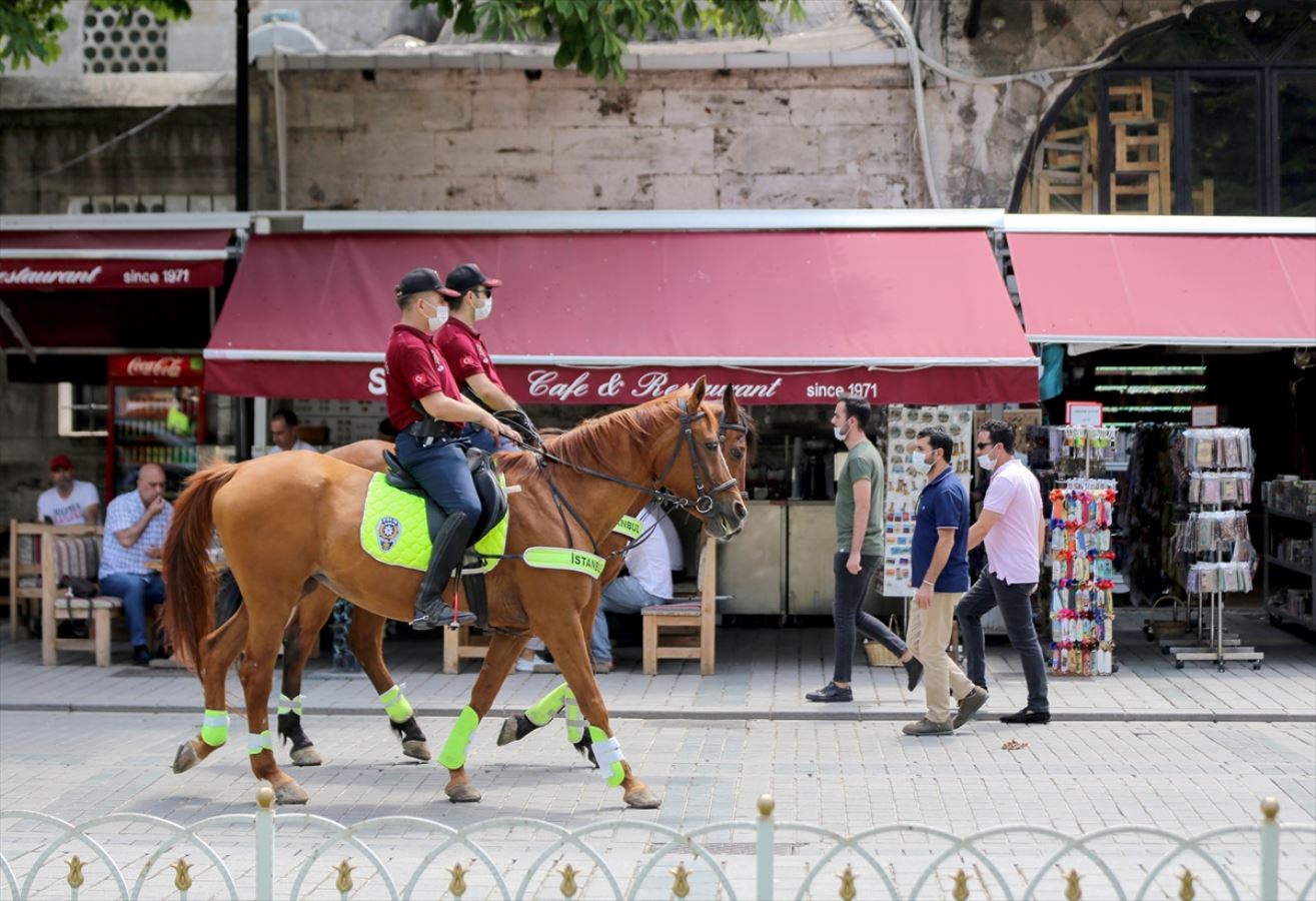 Atlı polisler, Sultanahmet Meydanı'nda devriye gezdi