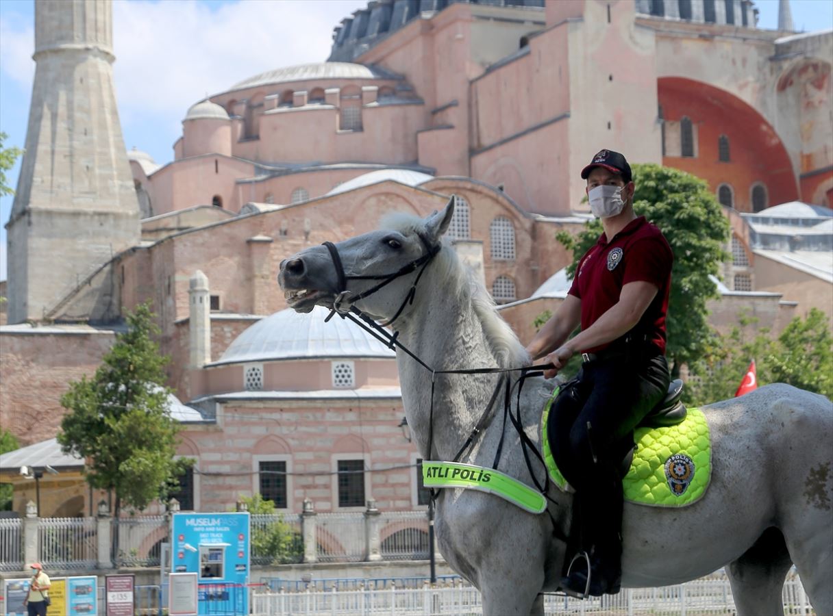 Atlı polisler, Sultanahmet Meydanı'nda devriye gezdi