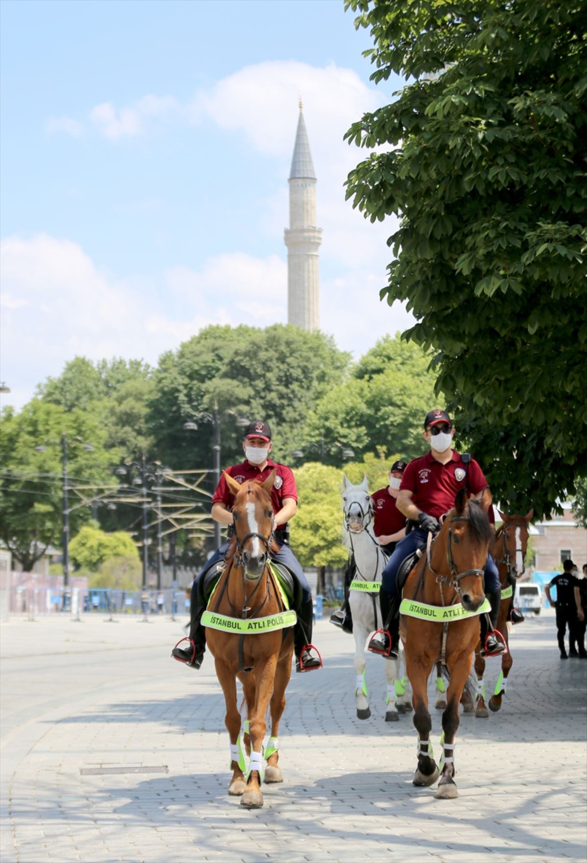 Atlı polisler, Sultanahmet Meydanı'nda devriye gezdi