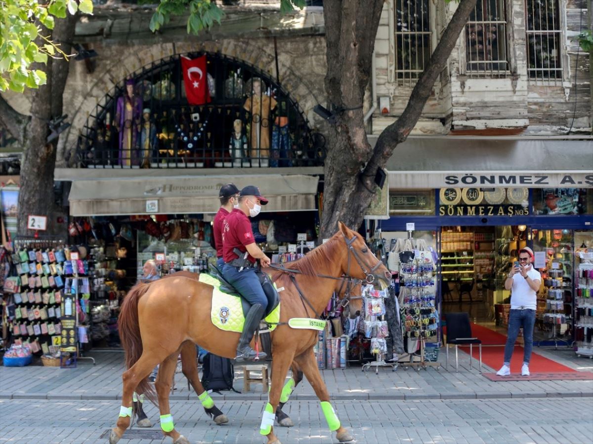 Atlı polisler, Sultanahmet Meydanı'nda devriye gezdi