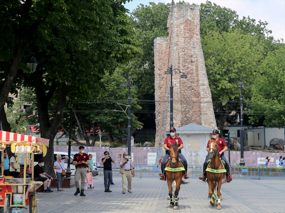 Atlı polisler, Sultanahmet Meydanı'nda devriye gezdi