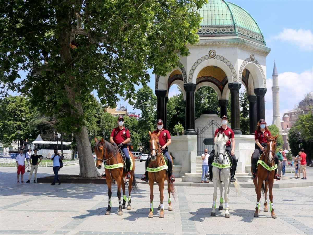 Atlı polisler, Sultanahmet Meydanı'nda devriye gezdi