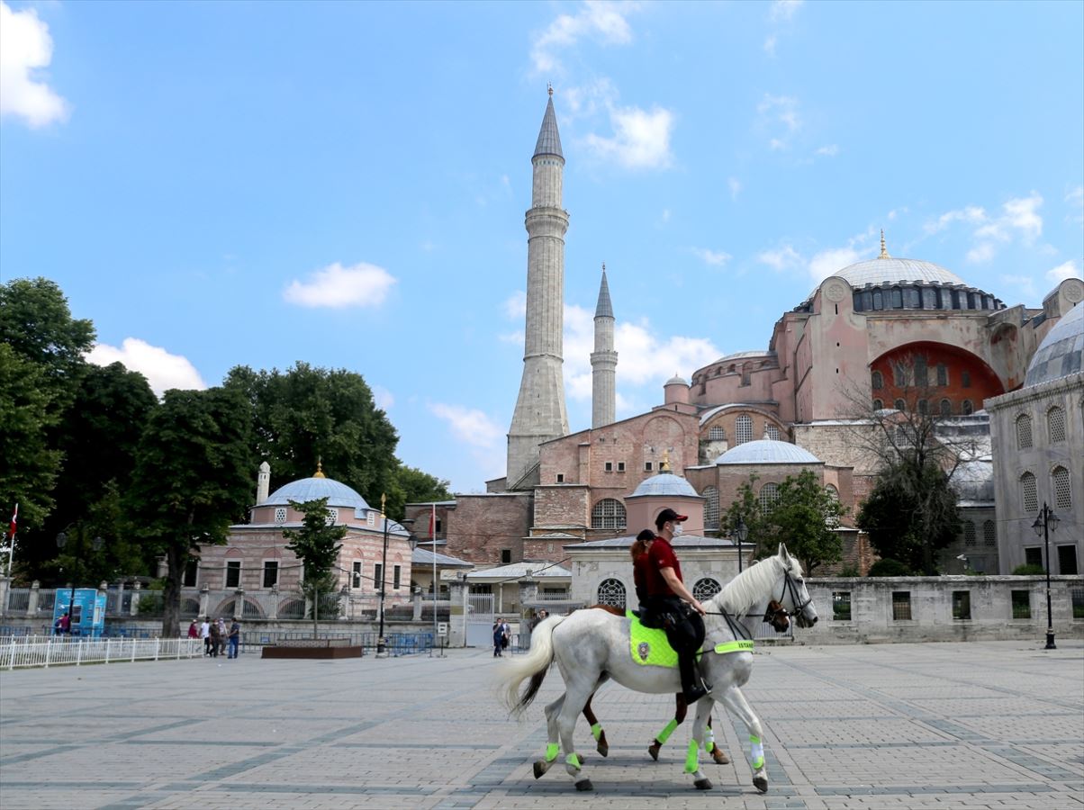 Atlı polisler, Sultanahmet Meydanı'nda devriye gezdi