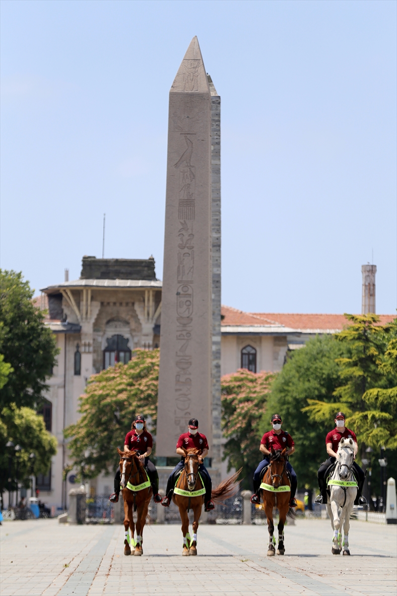 Atlı polisler, Sultanahmet Meydanı'nda devriye gezdi