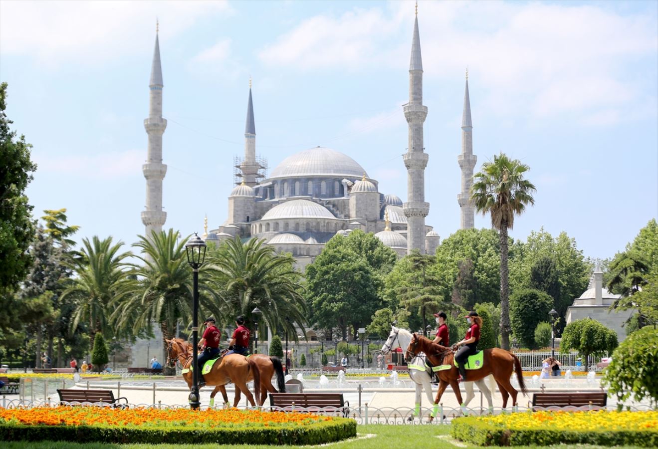 Atlı polisler, Sultanahmet Meydanı'nda devriye gezdi