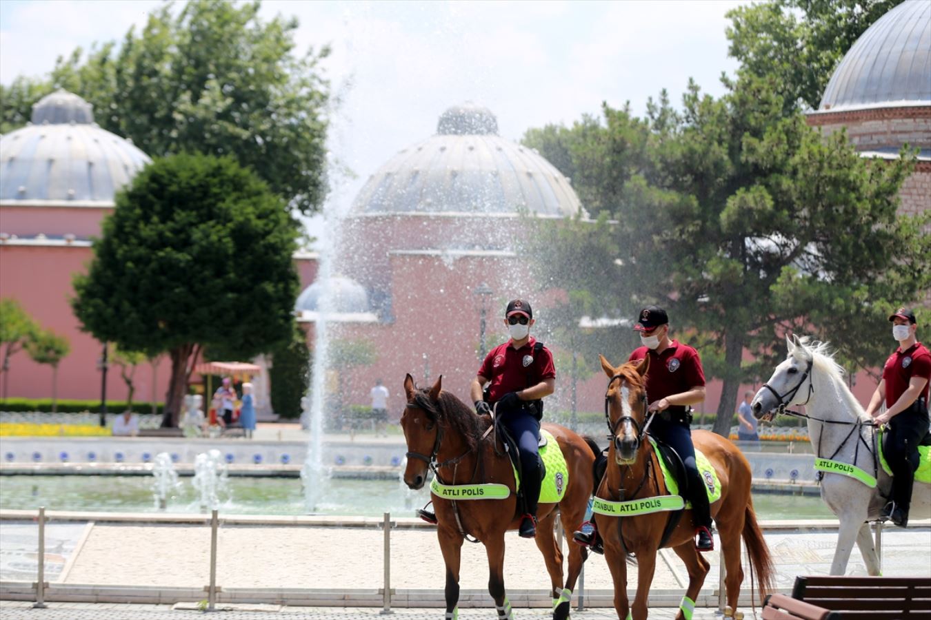 Atlı polisler, Sultanahmet Meydanı'nda devriye gezdi