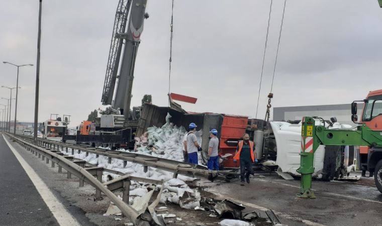 TEM Otoyolu'nda toprak yüklü TIR devrildi, yol ulaşıma kapandı