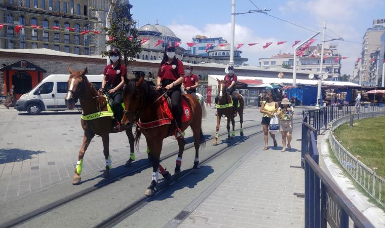 Atlı polislerden Taksim’de maske ve sosyal mesafe denetimi