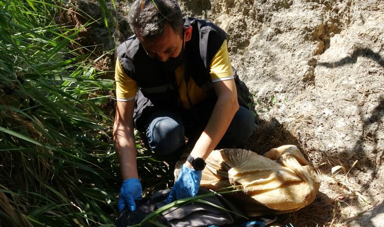 Falezlerde bulunan çantadan Roma dönemine ait heykel çıktı