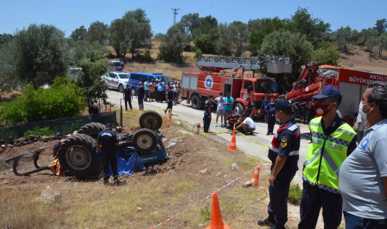 Devrilen traktörünün altında can verdi