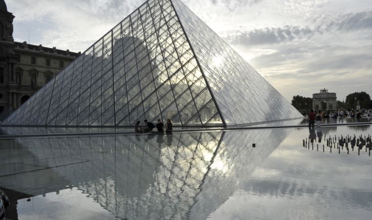 Louvre Müzesi yeniden ziyarete açıldı