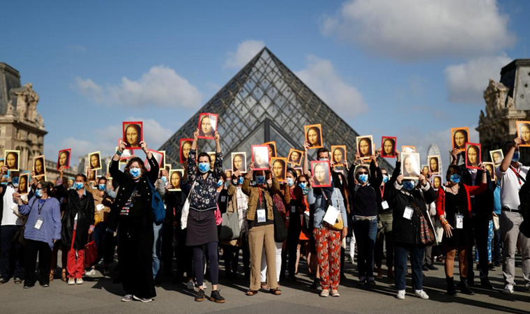 Louvre Müzesi maskeli ziyaretçilere kapılarını açtı, turist rehberleri Mona Lisa'lı protesto düzenledi