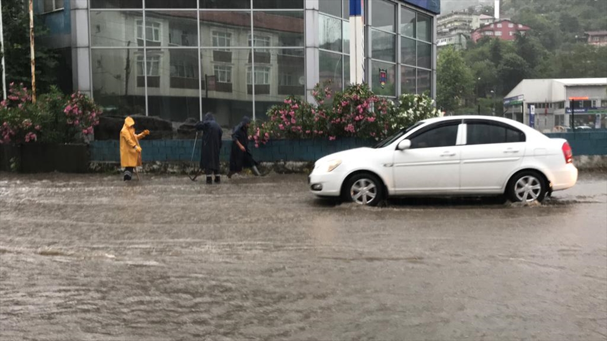 Doğu Marmara ve Batı Karadeniz'de sağanak etkili oluyor