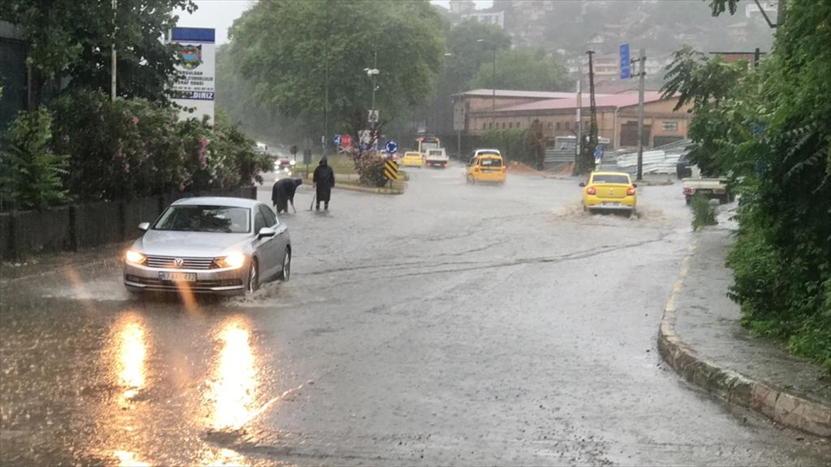 Doğu Marmara ve Batı Karadeniz'de sağanak etkili oluyor