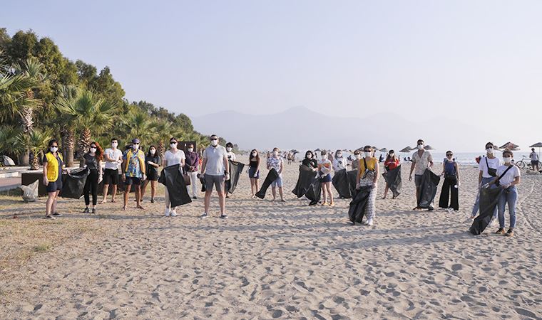 Kuşadası plajları, gönüllü gençler tarafından temizleniyor