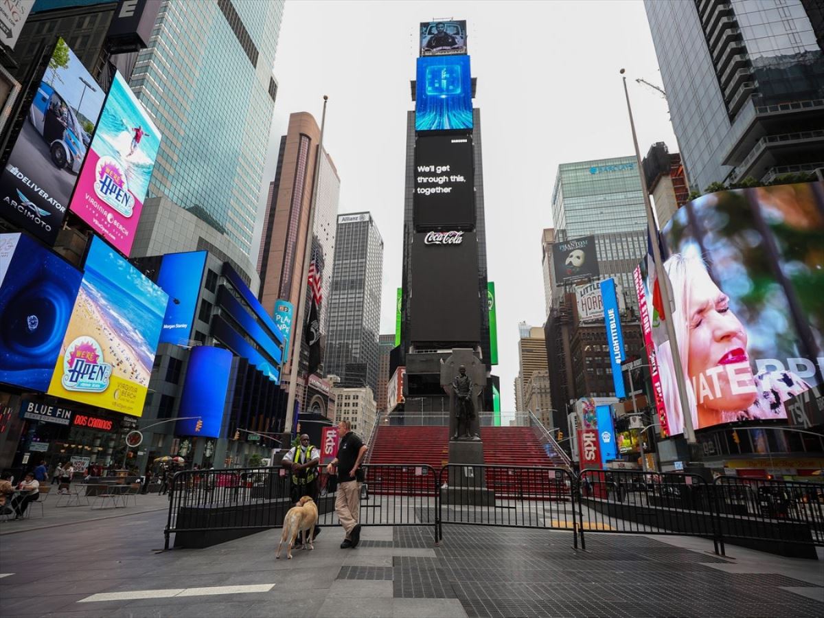 New York'un ünlü Times Meydanı Covid-19 nedeniyle sesiz