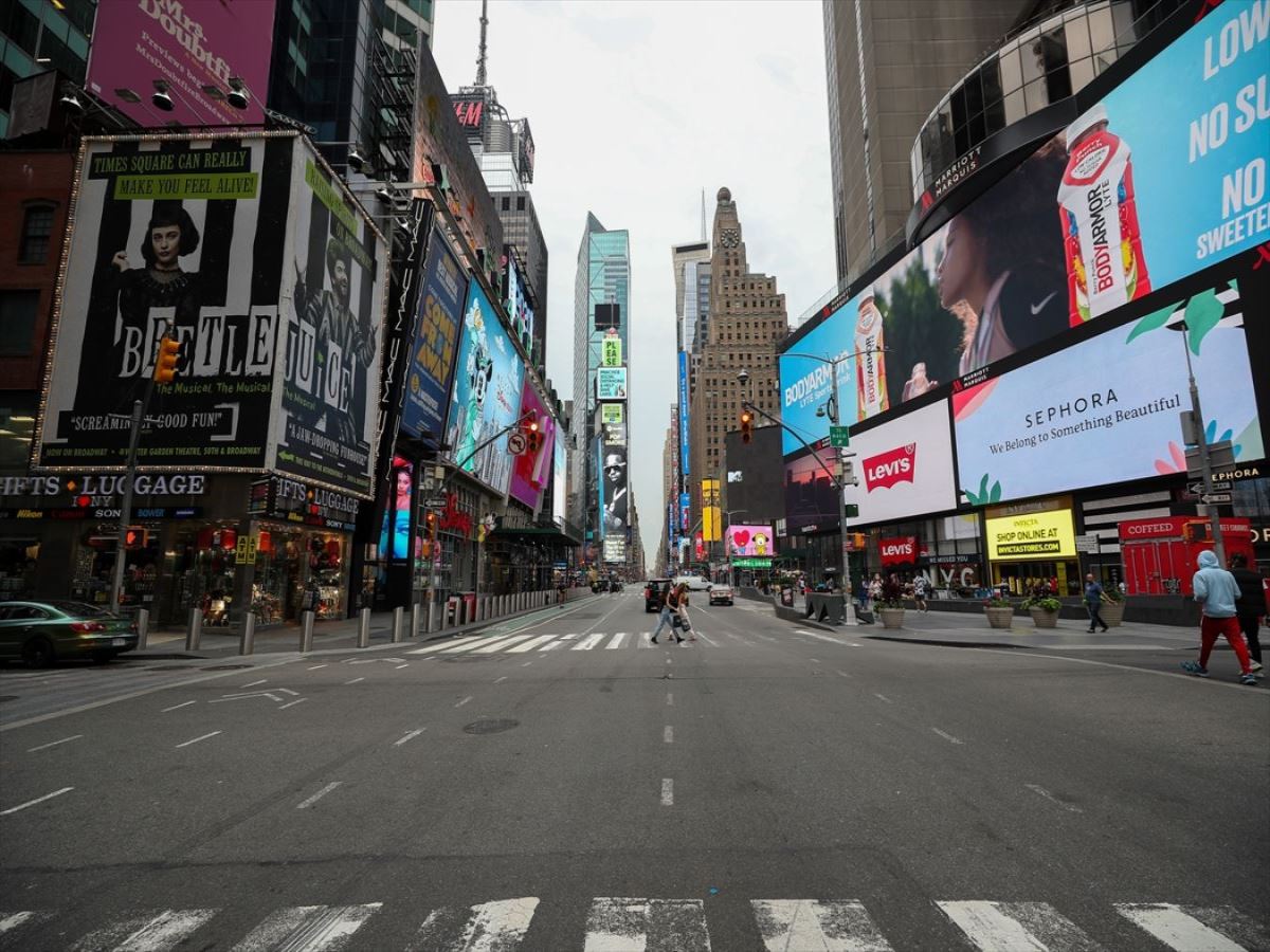 New York'un ünlü Times Meydanı Covid-19 nedeniyle sesiz