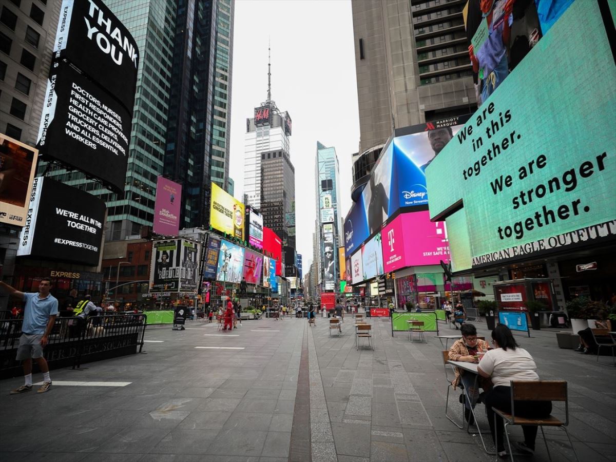 New York'un ünlü Times Meydanı Covid-19 nedeniyle sesiz