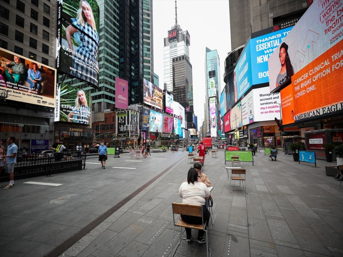 New York'un ünlü Times Meydanı Covid-19 nedeniyle sesiz