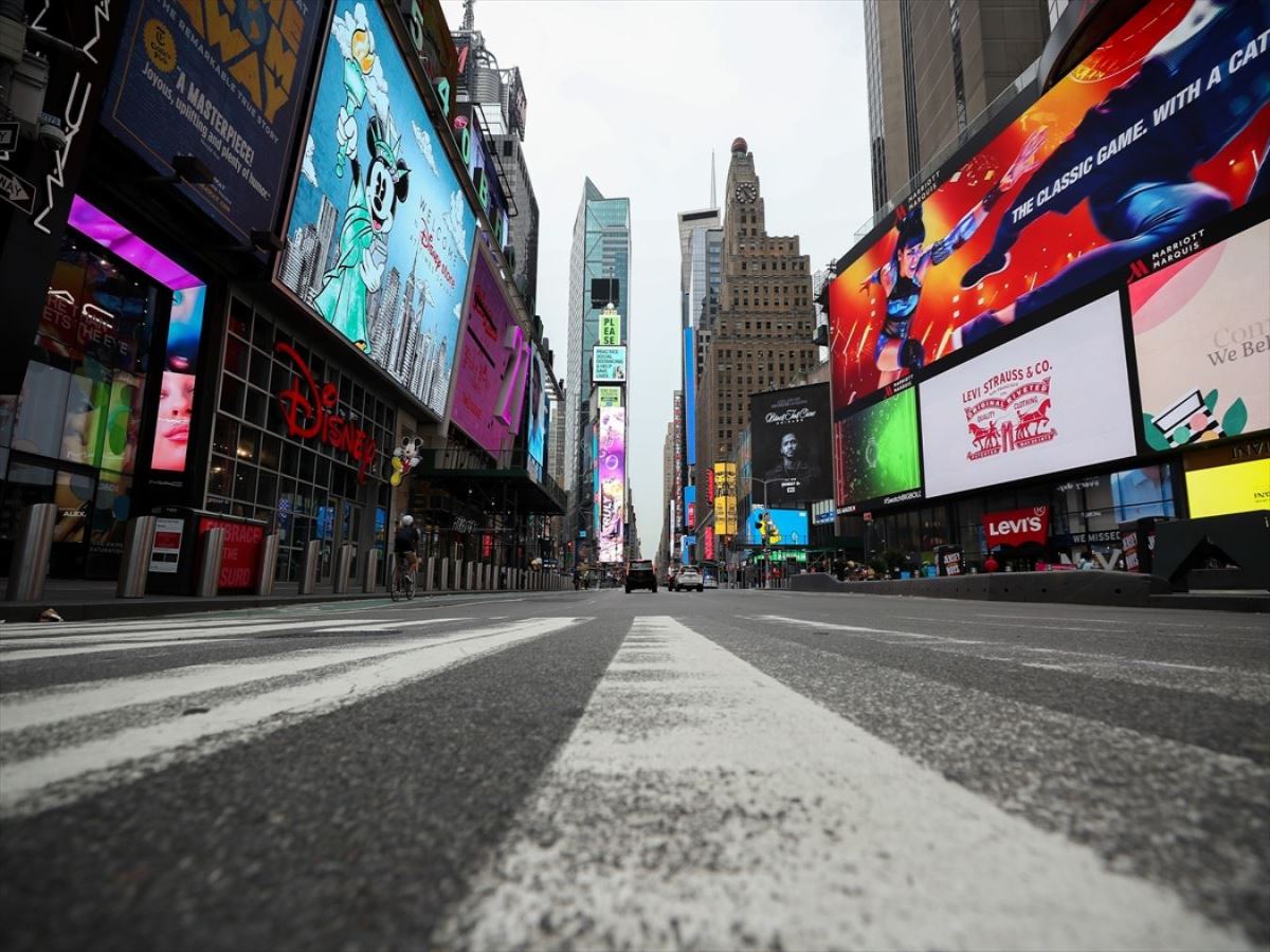 New York'un ünlü Times Meydanı Covid-19 nedeniyle sesiz