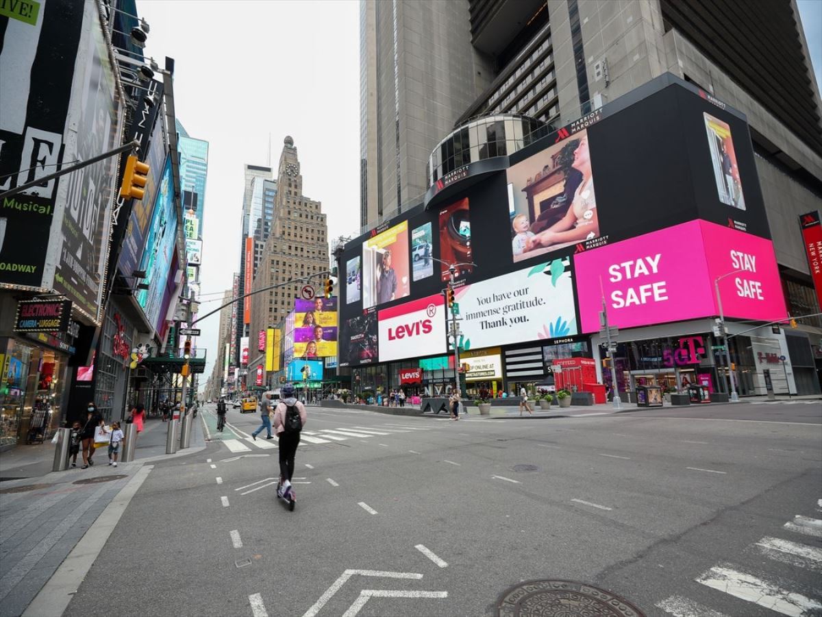 New York'un ünlü Times Meydanı Covid-19 nedeniyle sesiz