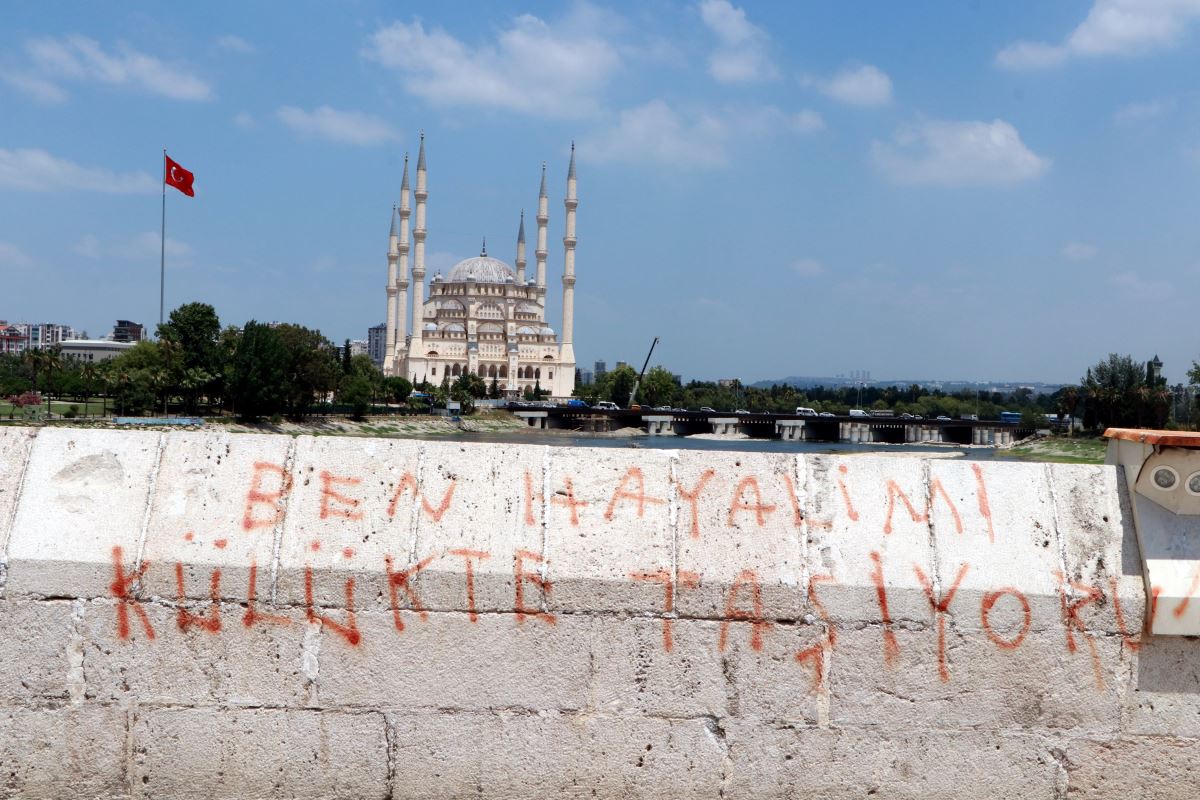 Adana’da 16 asırlık köprüye yine sprey boyayla yazı yazdılar