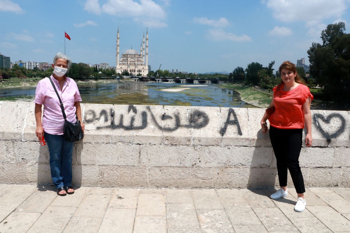 Adana’da 16 asırlık köprüye yine sprey boyayla yazı yazdılar