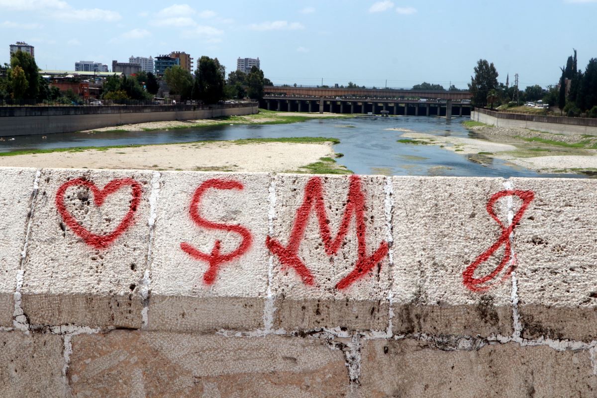 Adana’da 16 asırlık köprüye yine sprey boyayla yazı yazdılar