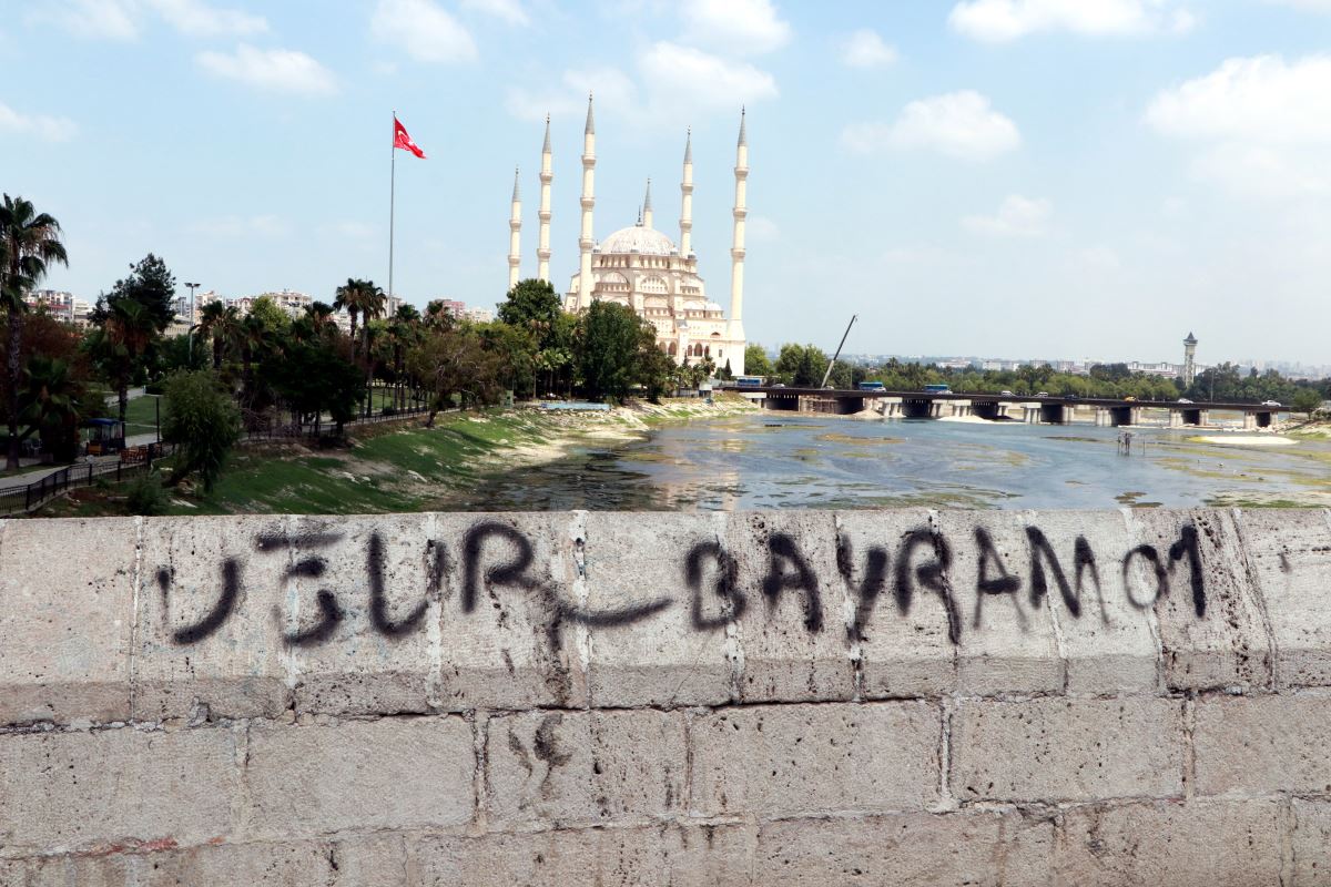 Adana’da 16 asırlık köprüye yine sprey boyayla yazı yazdılar