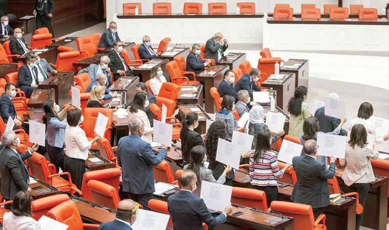 Kendisine bağlı barolar oluşturmayı amaçlayan iktidar, ne yasa dinliyor ne uyarı