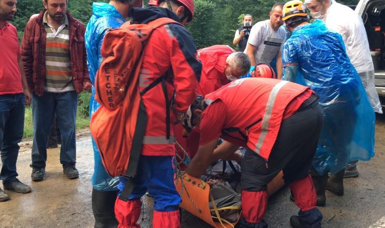 Trabzon'da mahsur kalan 24 kişi kurtarıldı: Heyelan nedeniyle bir ev yıkıldı