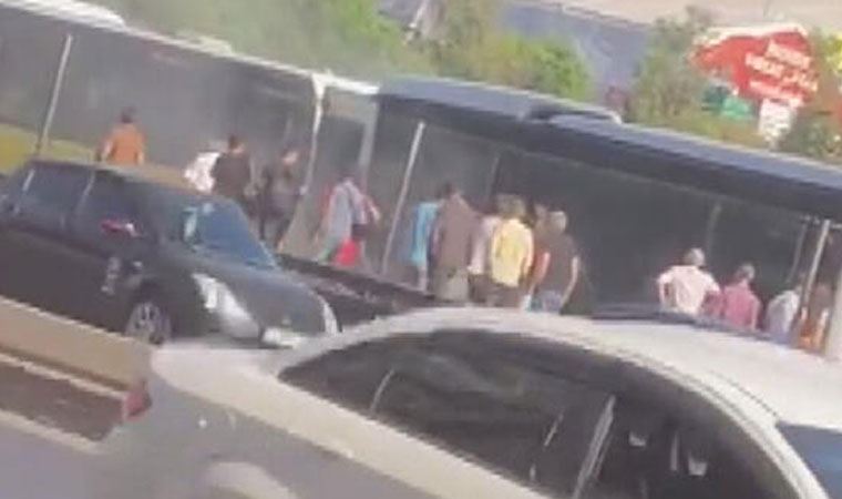 Yenibosna'da metrobüste yangın paniği