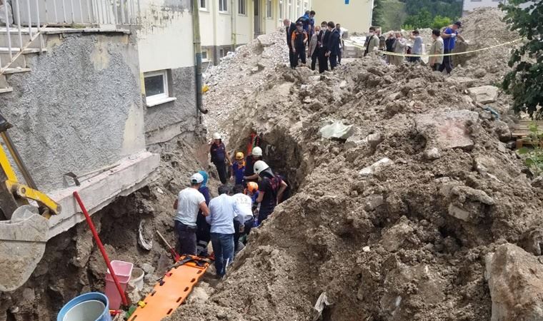 Okul bahçesindeki drenaj kazısında göçük: 2 işçi toprak altında kaldı!