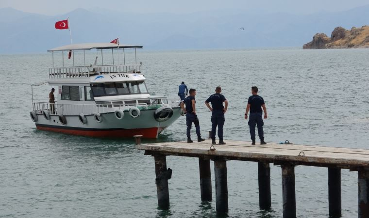 Van Gölü'nde batan teknedeki cesetlerin çıkarılmasına yönelik çalışma devam ediyor