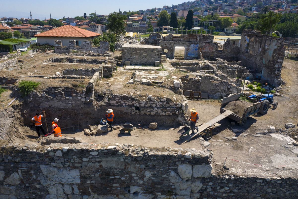 İzmir'de Antik Çağ'dan kalma "gymnasium" kalıntılarına ulaşıldı