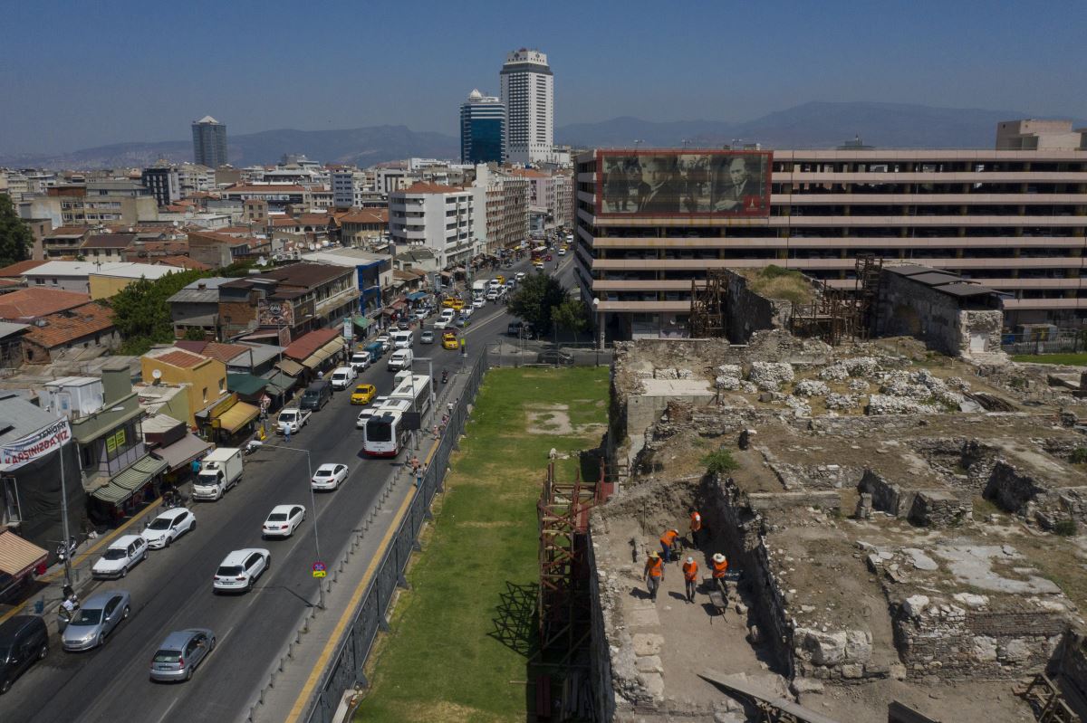 İzmir'de Antik Çağ'dan kalma "gymnasium" kalıntılarına ulaşıldı