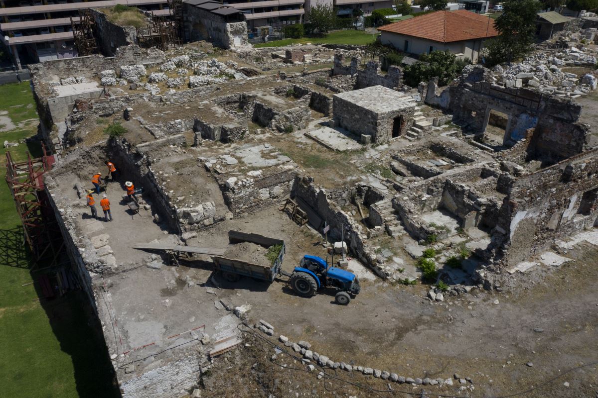 İzmir'de Antik Çağ'dan kalma "gymnasium" kalıntılarına ulaşıldı