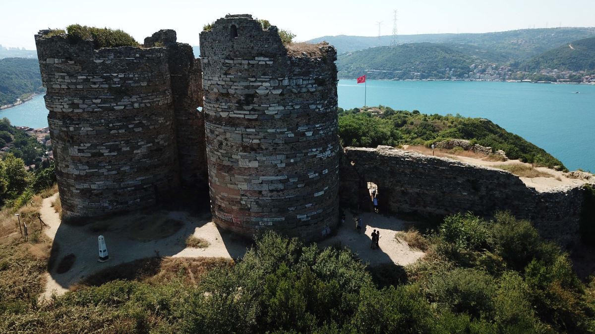 Tarihe tanıklık eden Yoros Kalesi'ni harabeye çevirdiler