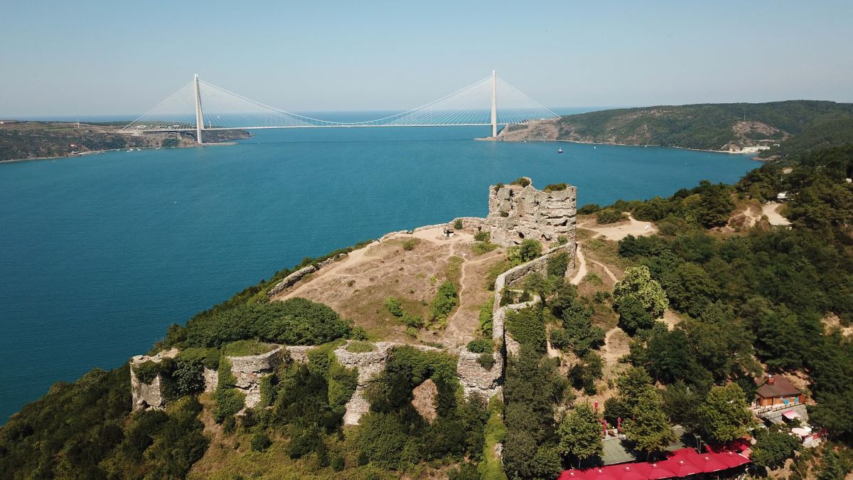 Tarihe tanıklık eden Yoros Kalesi'ni harabeye çevirdiler