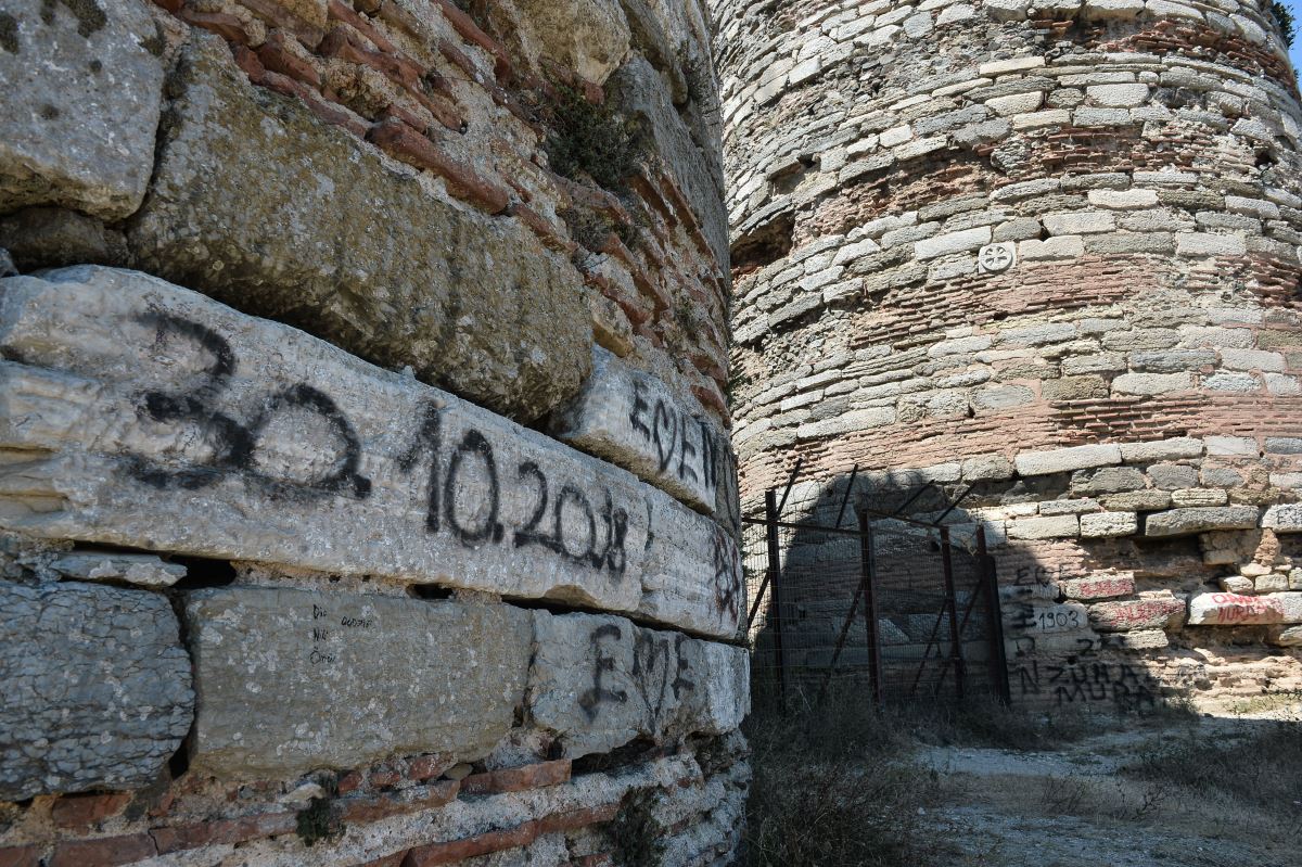 Tarihe tanıklık eden Yoros Kalesi'ni harabeye çevirdiler