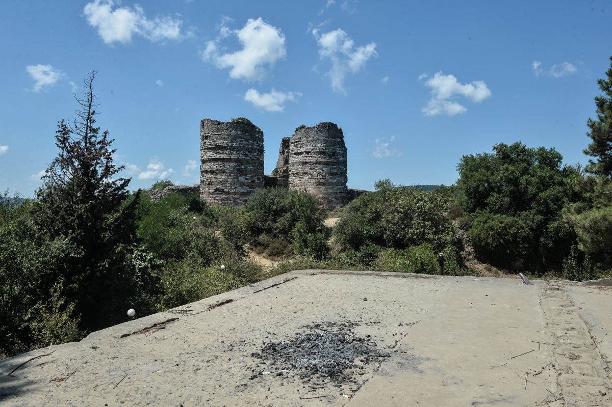 Tarihe tanıklık eden Yoros Kalesi'ni harabeye çevirdiler