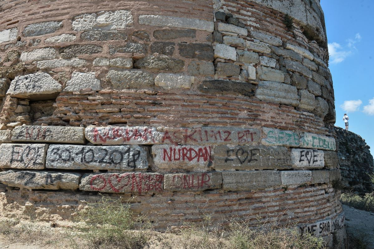 Tarihe tanıklık eden Yoros Kalesi'ni harabeye çevirdiler