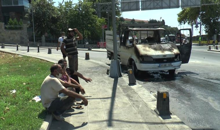 Üsküdar’da alev alev yanan araç hurdaya döndü