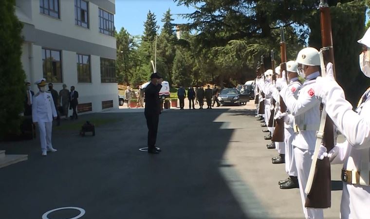 Bakan Akar ve komuta kademesi Oruç Reis'i izliyor